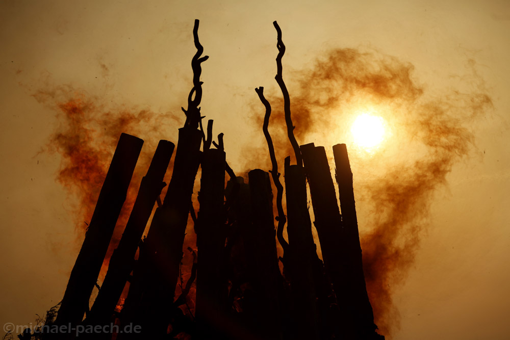 Osterfeuer im Gegenlicht