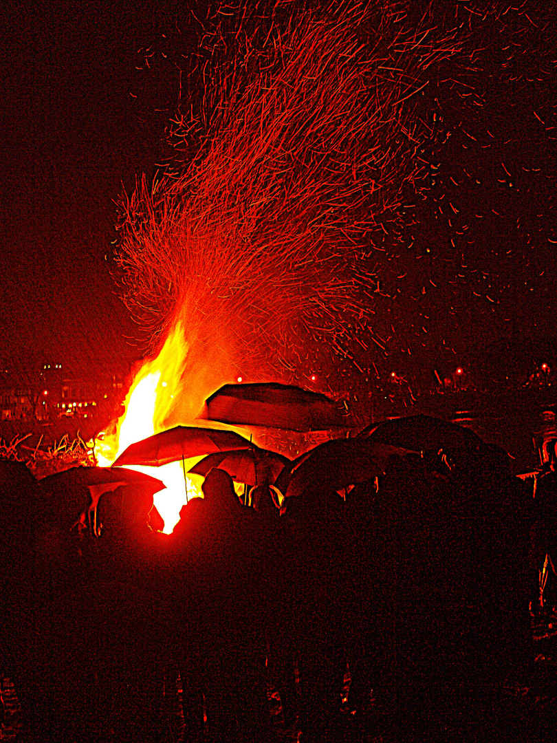 Osterfeuer im Regen