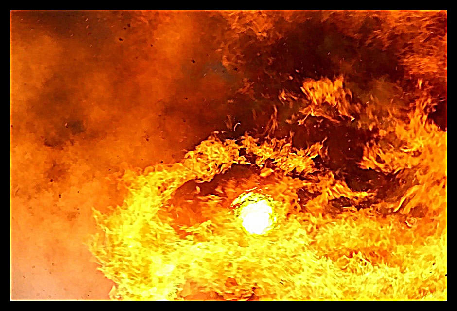 Osterfeuer im Sonnenuntergang