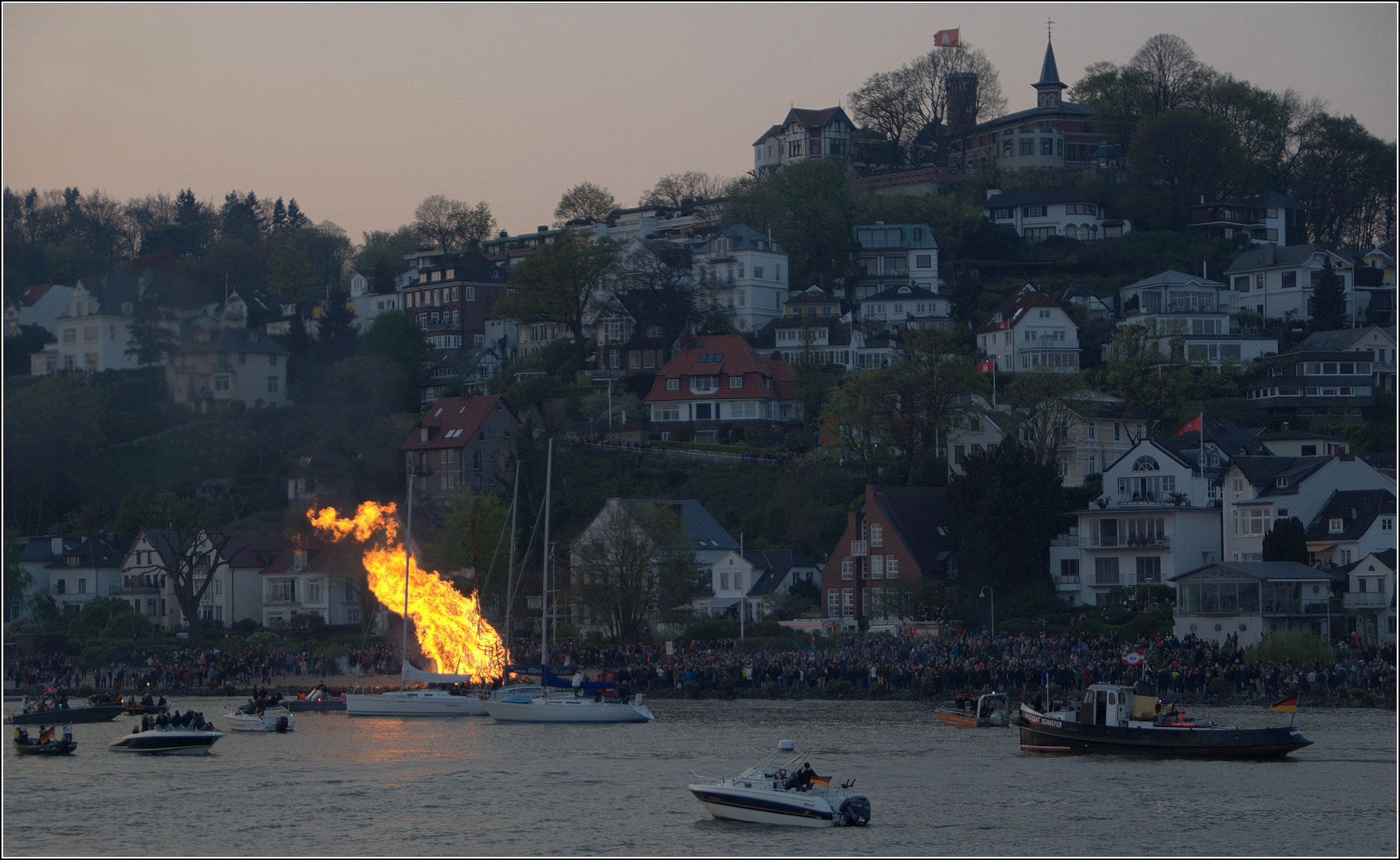 Osterfeuer in Blankenese