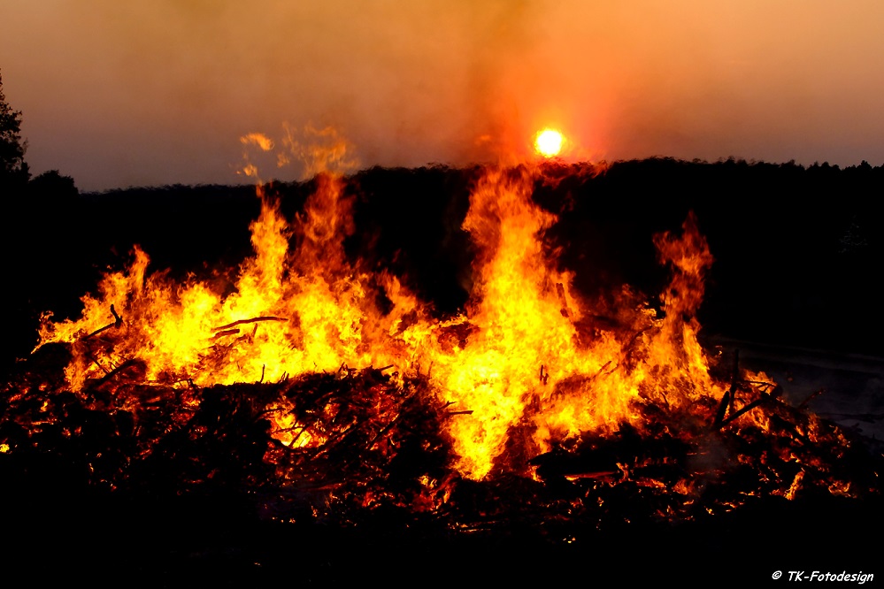 Osterfeuer in Brelingen ...