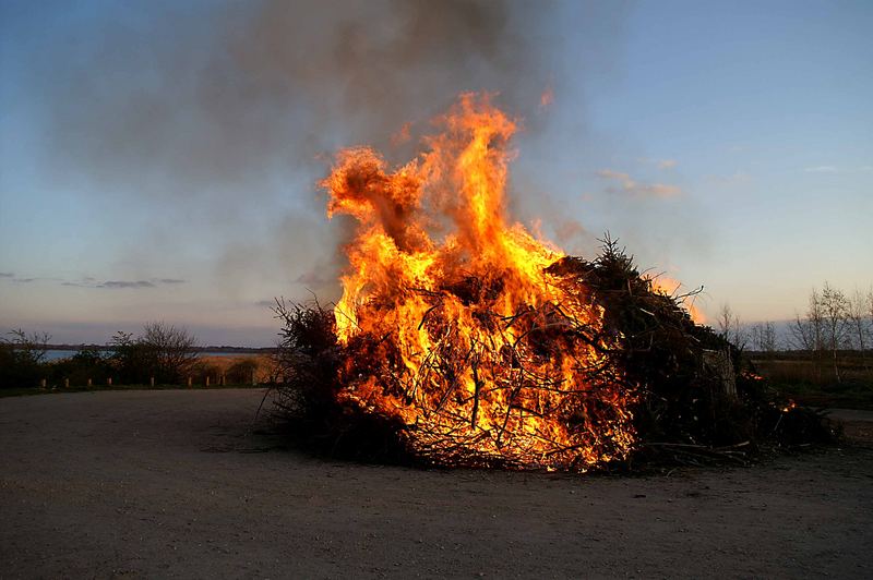 Osterfeuer in Burgliebenau