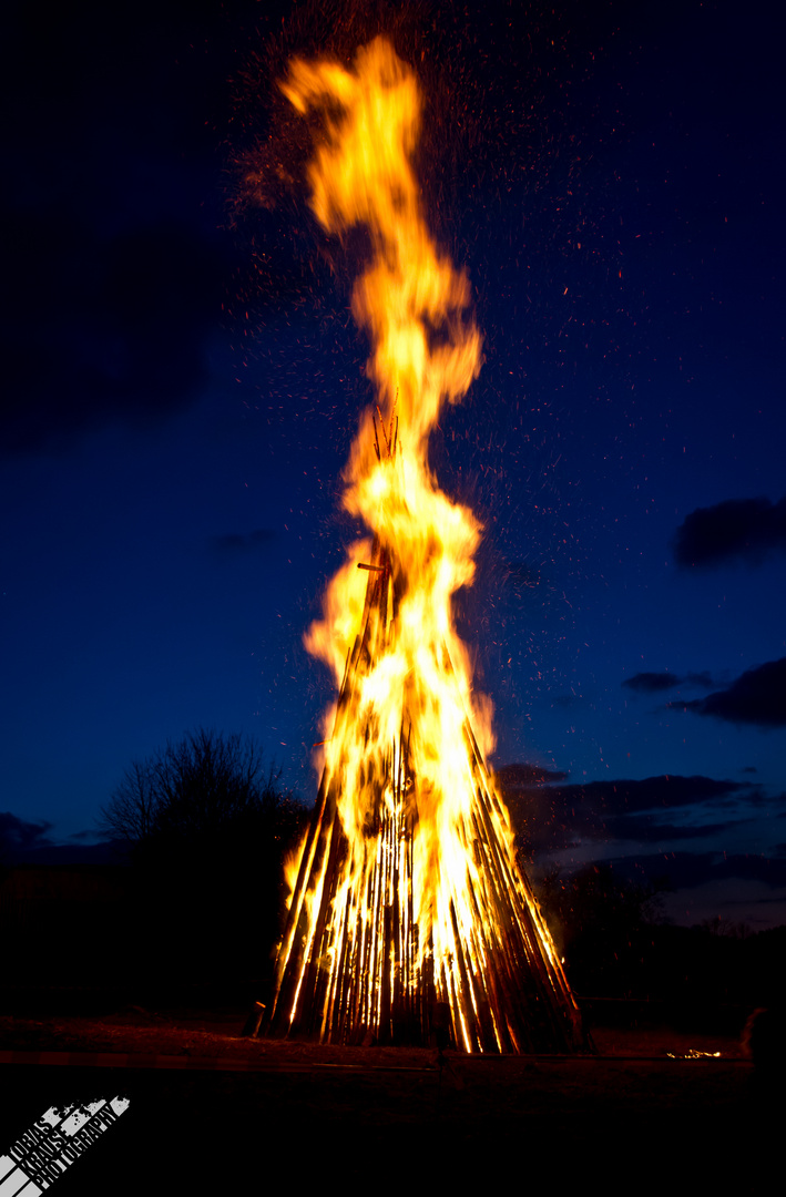 Osterfeuer in der Blauen Stunde