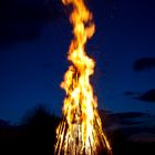 Osterfeuer in der Blauen Stunde