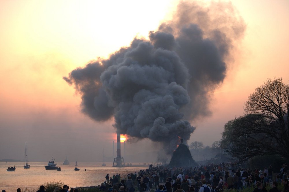 Osterfeuer in Hamburg Blankenese