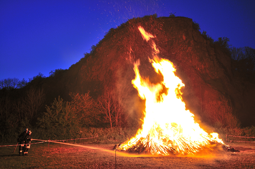 Osterfeuer in Holzhausen/Hahn, Hahn in Flammen