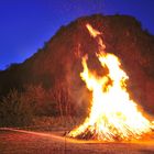 Osterfeuer in Holzhausen/Hahn, Hahn in Flammen