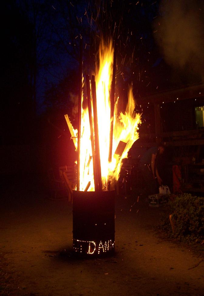 Osterfeuer mal anderes ... auf dem Dorf wird das so gemacht ;)