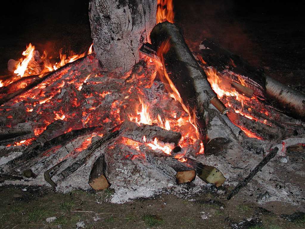 Osterfeuer mit Glut,-gezoomt