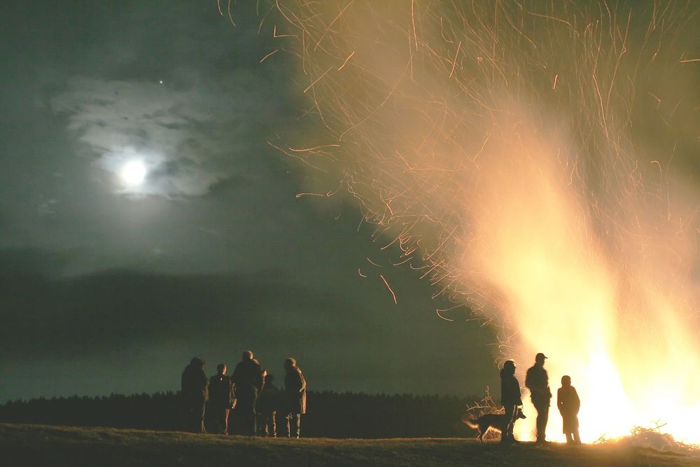 Osterfeuer mit Mond von Stefan Benfer 