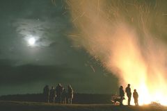 Osterfeuer mit Mond