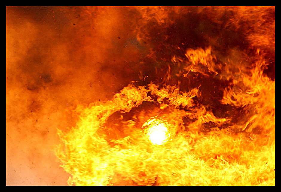 Osterfeuer mit untergehender Sonne