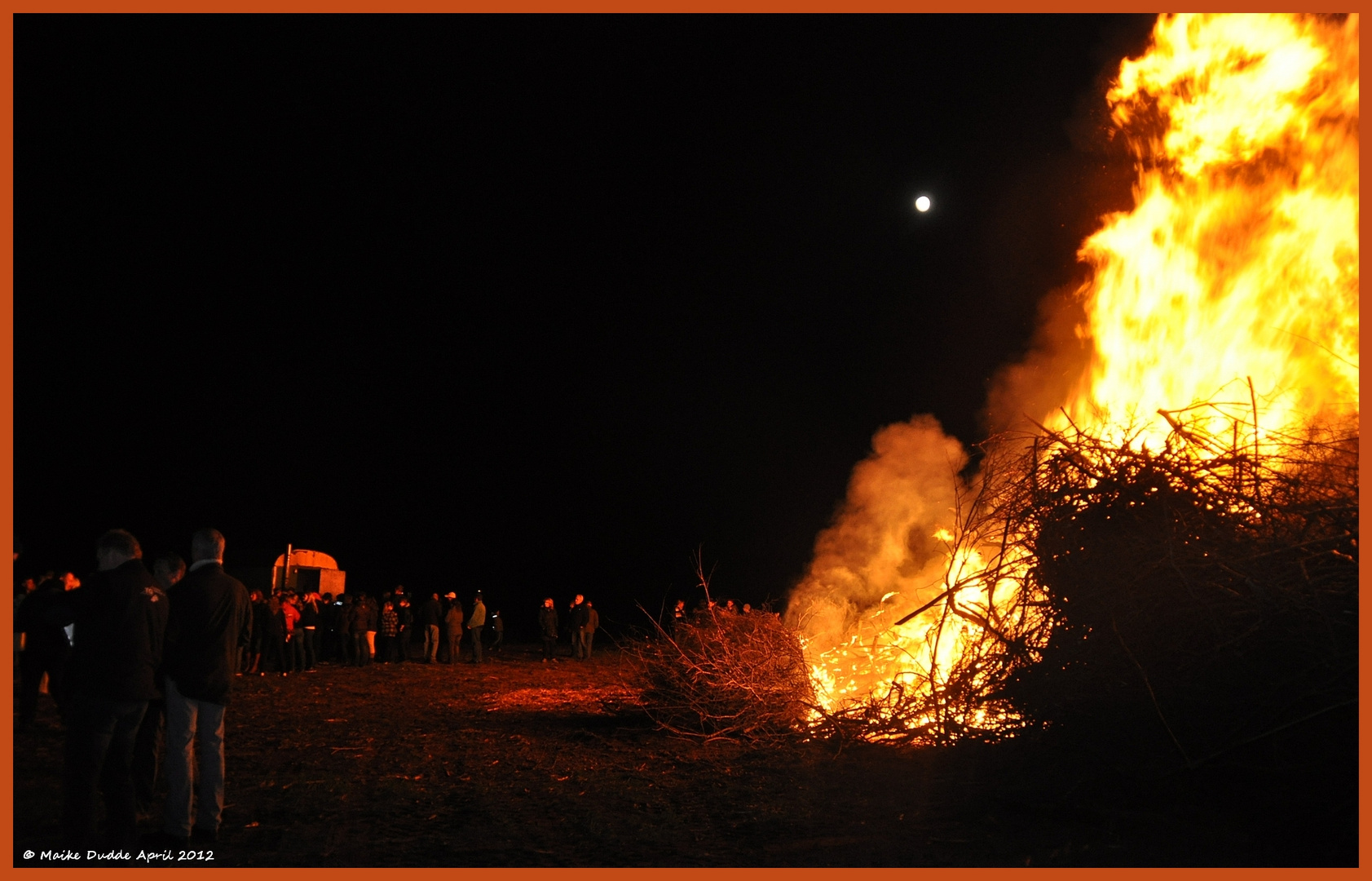 Osterfeuer mit Vollmond