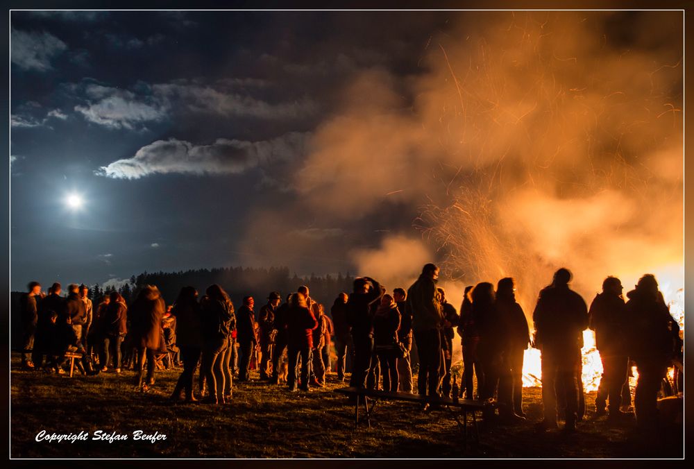 Osterfeuer mit Vollmond