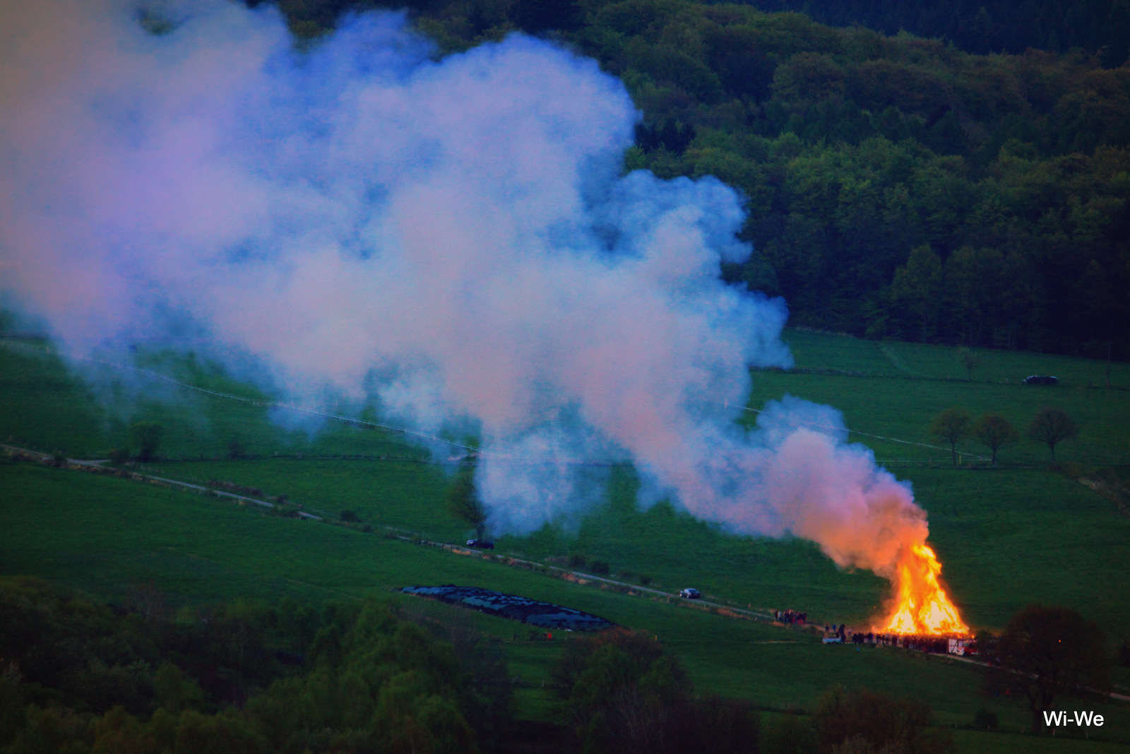 -Osterfeuer nach altem Brauch-