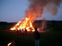 Osterfeuer nach alten Brauch im Solling