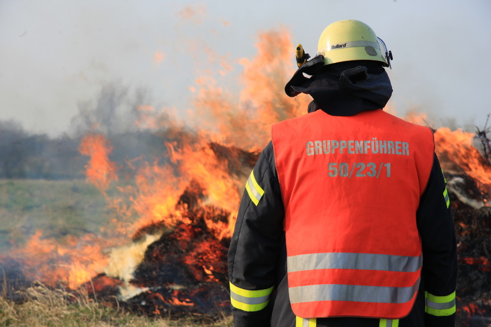 Osterfeuer unter Bobachtung