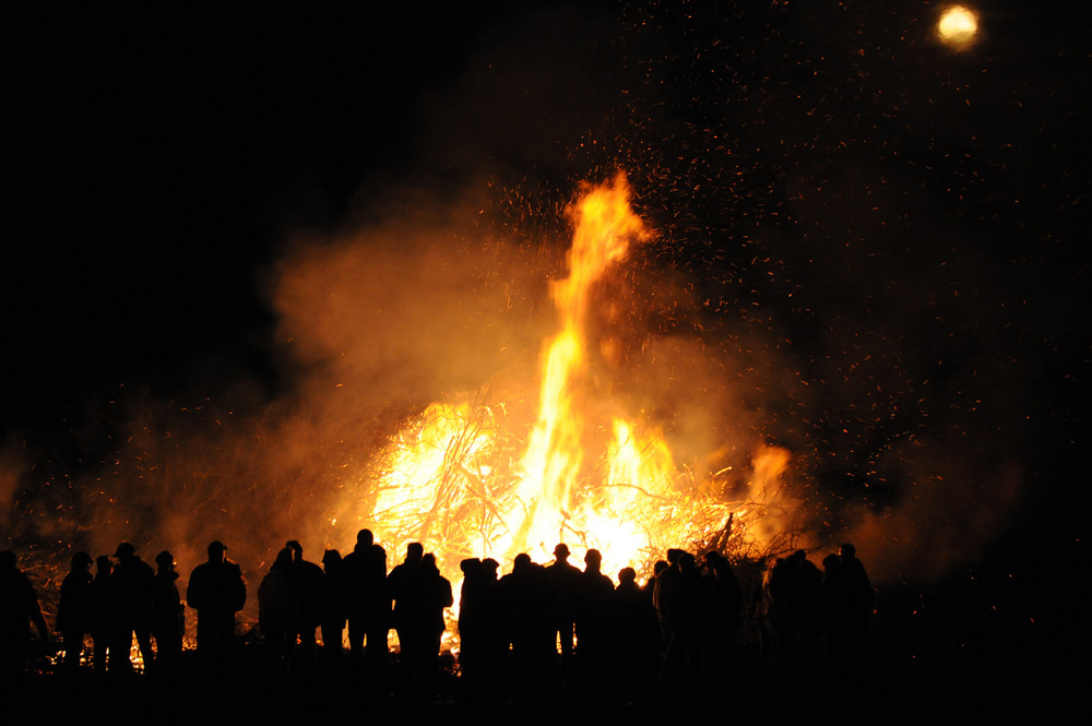 osterfeuer unterm vollmond in buchholz