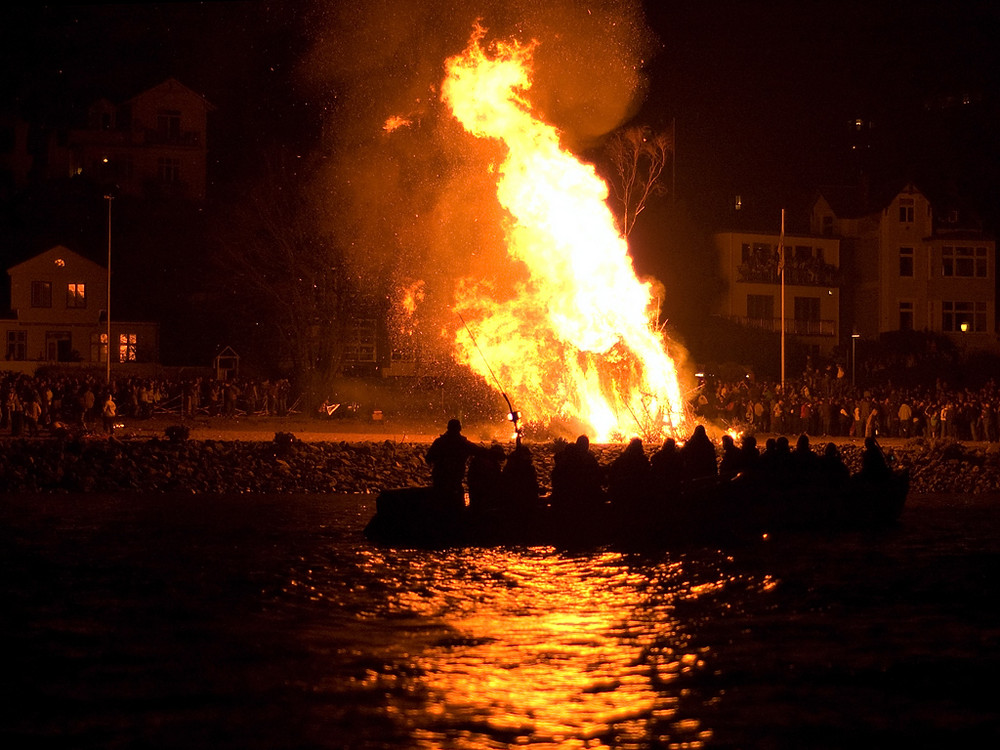 Osterfeuer vor Blankenese