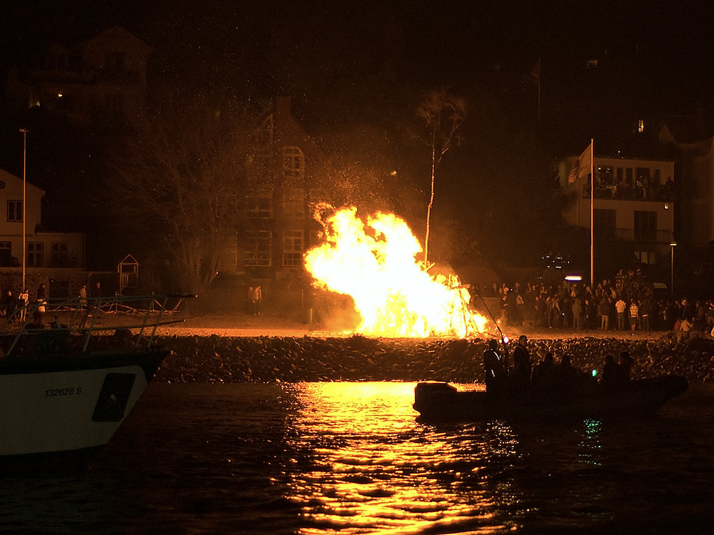 Osterfeuer vor Blankenese (2)