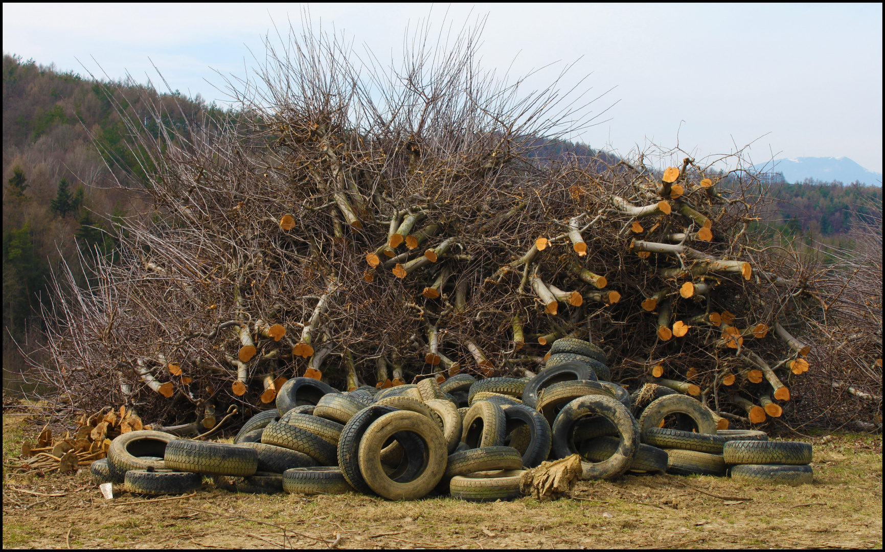 Osterfeuer Vorbereitung mit Autoreifen - Ostern