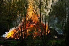 Osterfeuer ... wenn das mal gut geht!