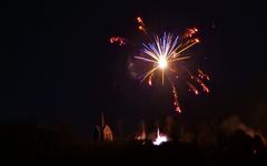 Osterfeuerwerk über der Kreuzkapelle.