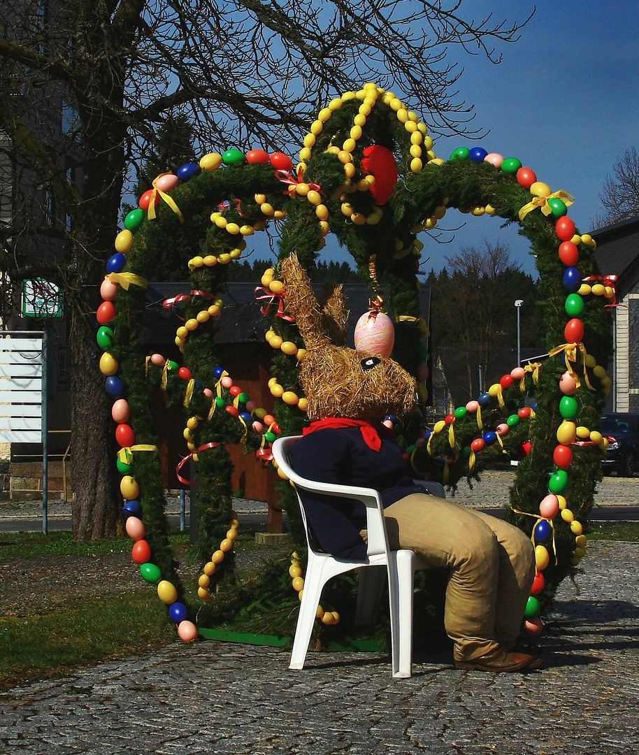 Osterhase beim Relaxen