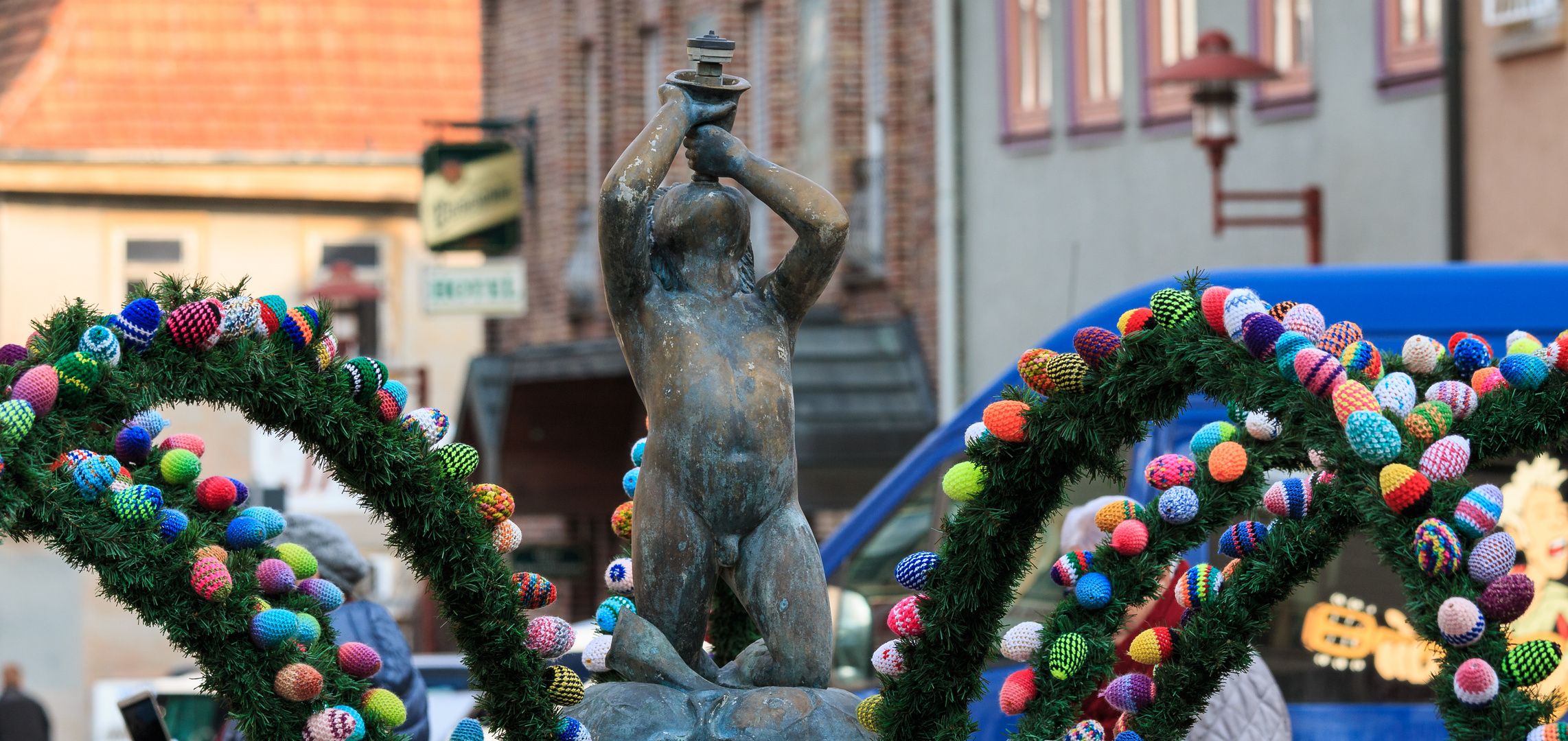 Osterschmuck am Schusterbrunnen in Ohrdruf