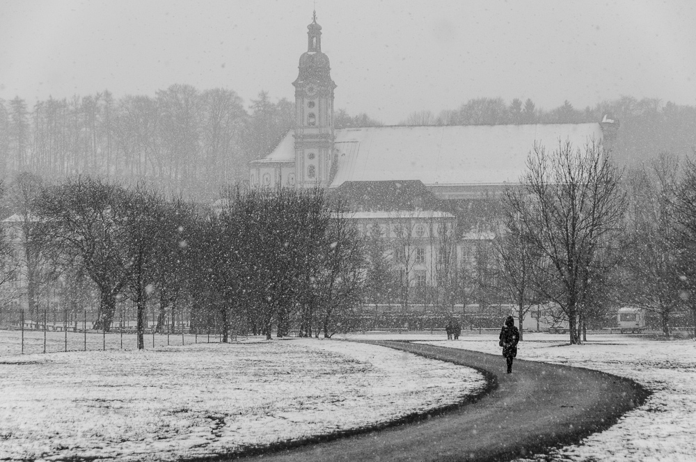 Osterspaziergang mit Schneehasen