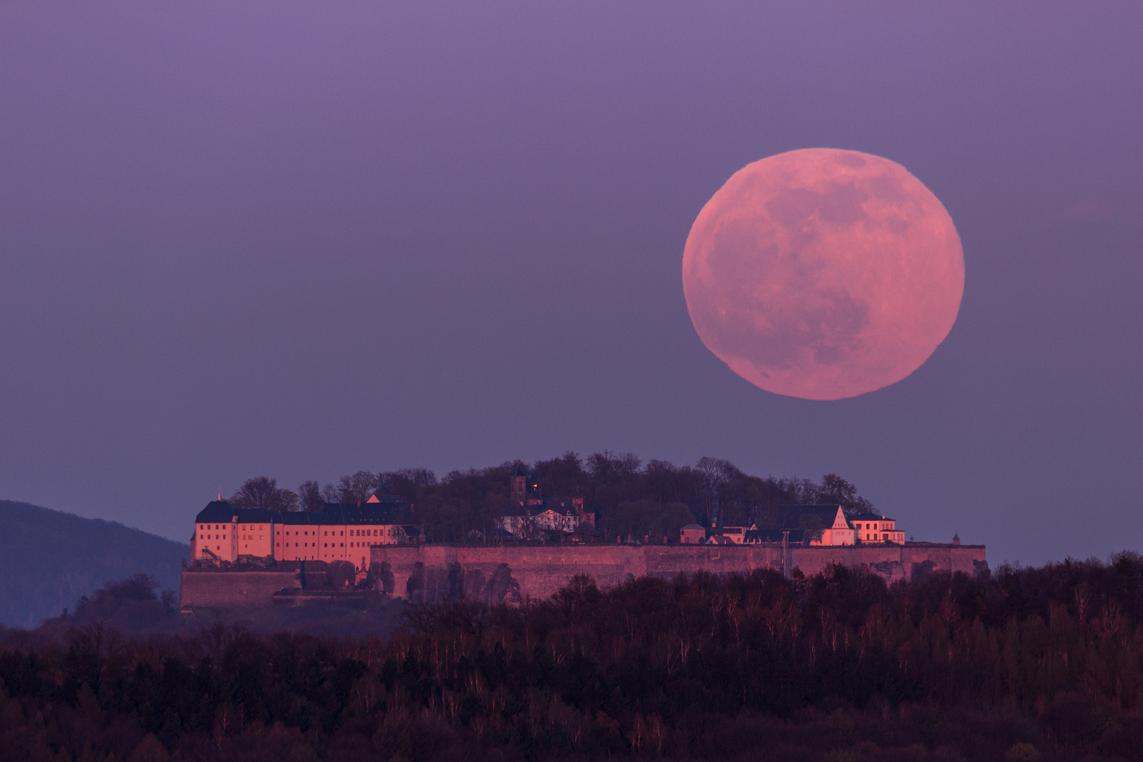 Ostervollmond über der Festung Königstein