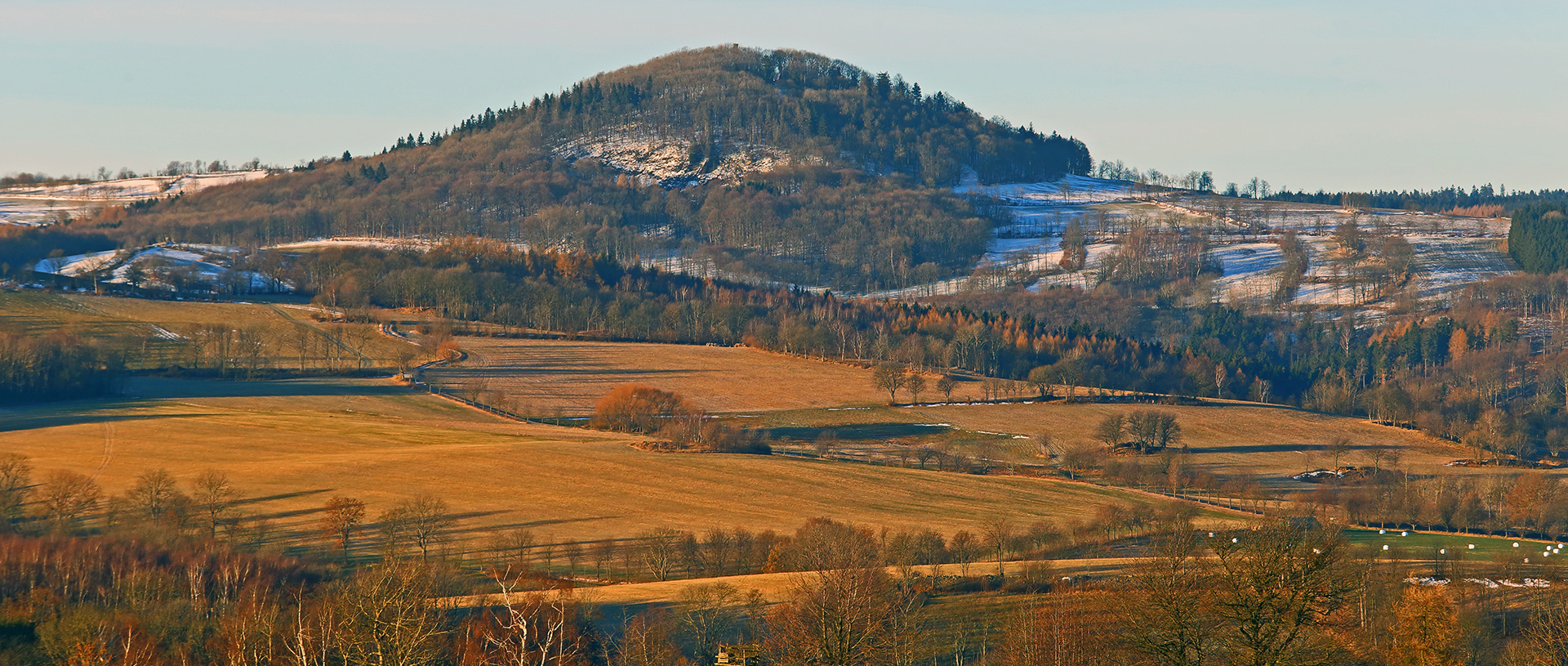 Osterzgebirge mit Blick zum Geising vom 03.12. 2021 bei strahlendem Wetter am Morgen