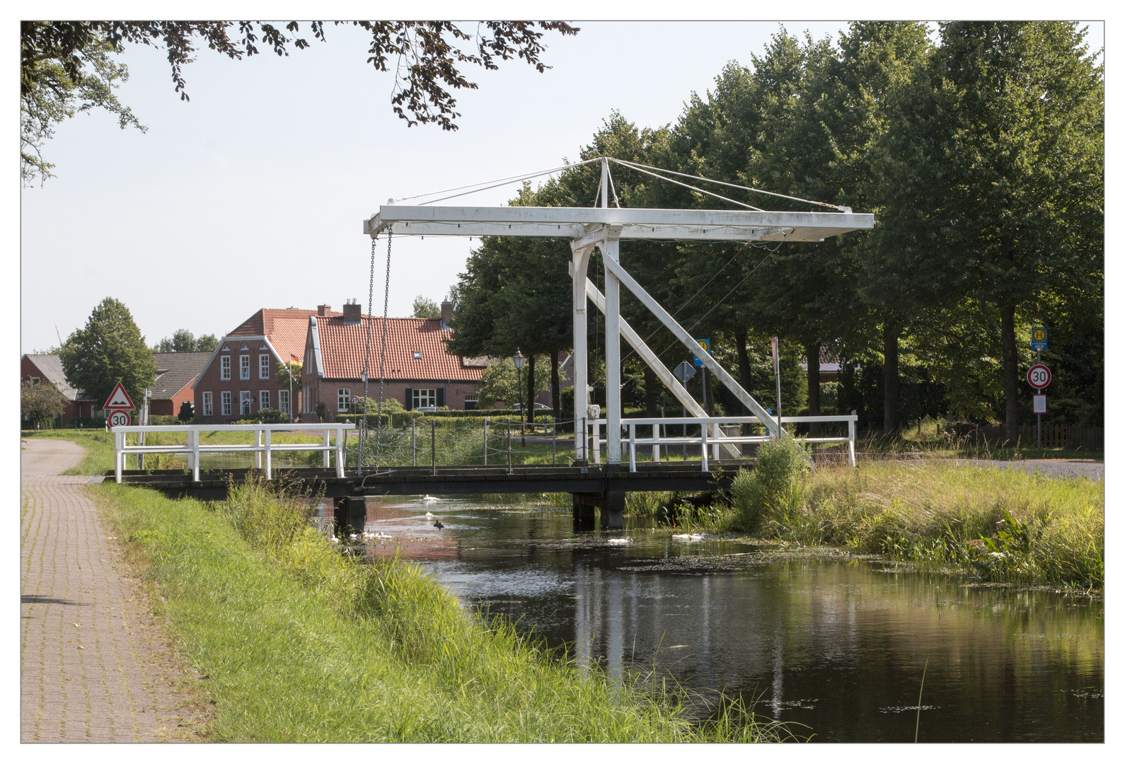 Ostfriesische Idylle mit Zugbrücke