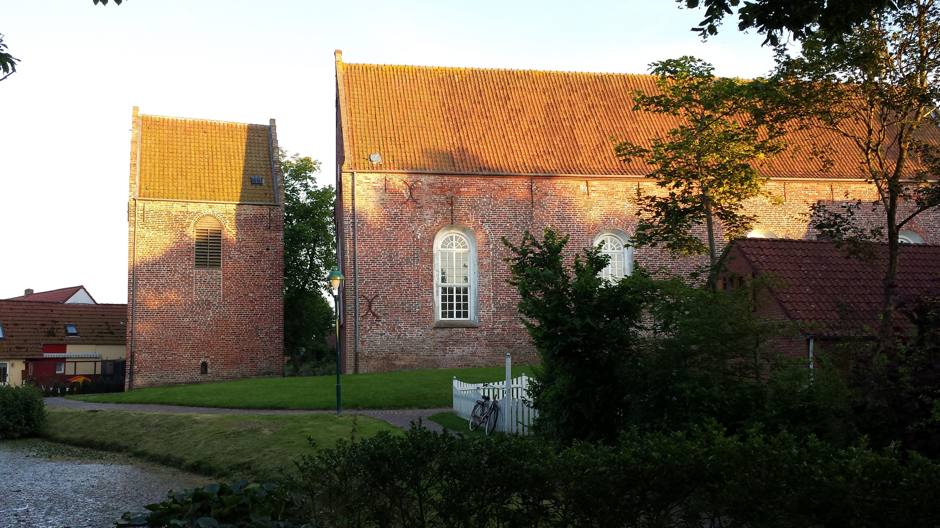 Ostfriesische Kirche mit Gockenturm in der Krummhörn