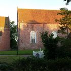 Ostfriesische Kirche mit Gockenturm in der Krummhörn