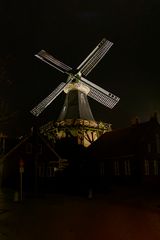 Ostfriesland bzw. Rheiderland bei Nacht: Ditzumer Windmühle (Galerieholländer)