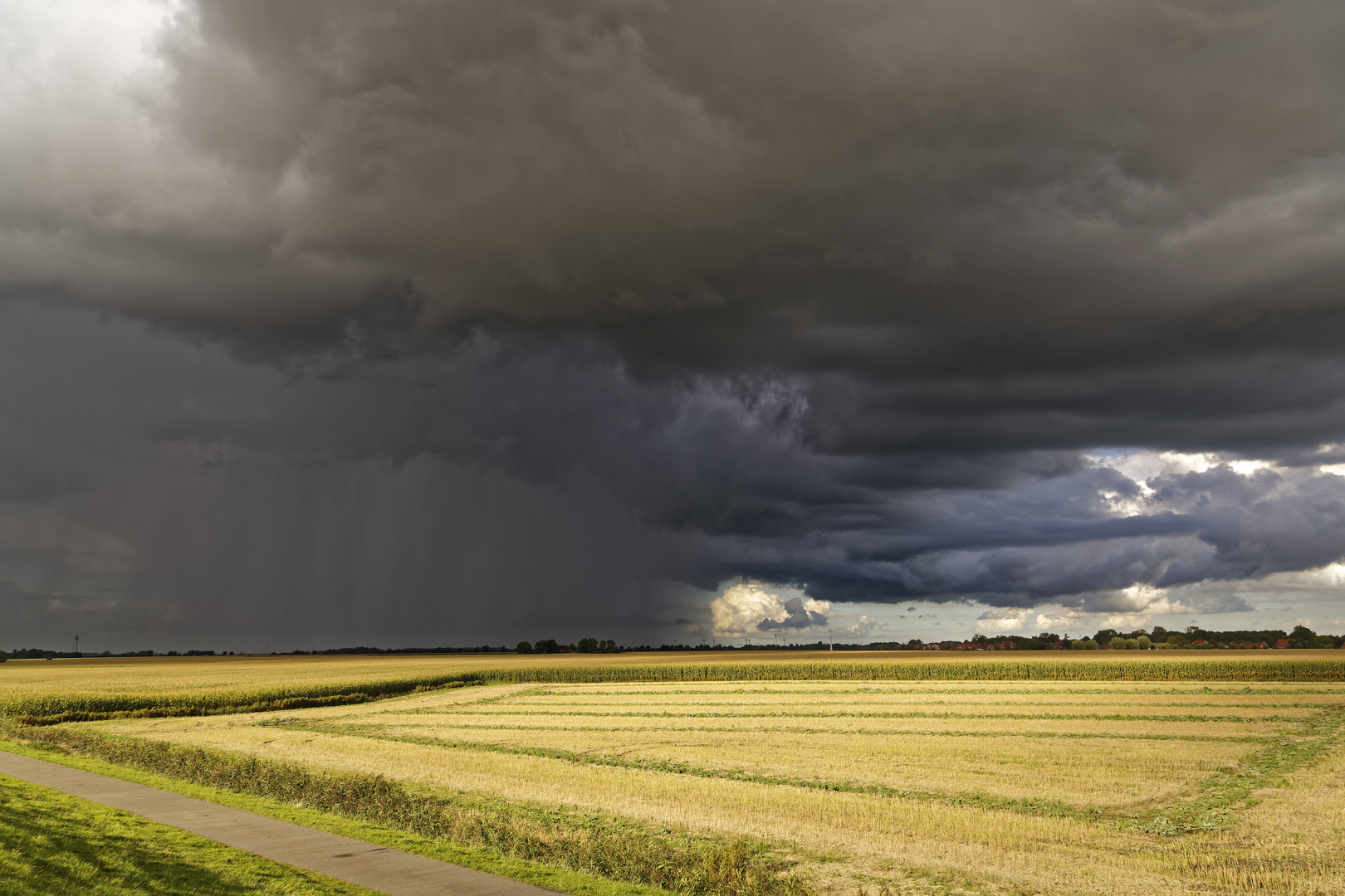 Ostfriesland, zeitweise bewölkt und strichweise Regen