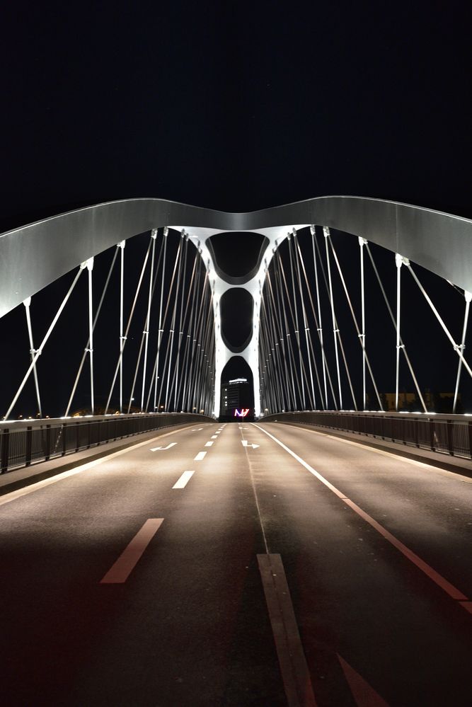 Osthafenbrücke Frankfurt am Main bei Nacht