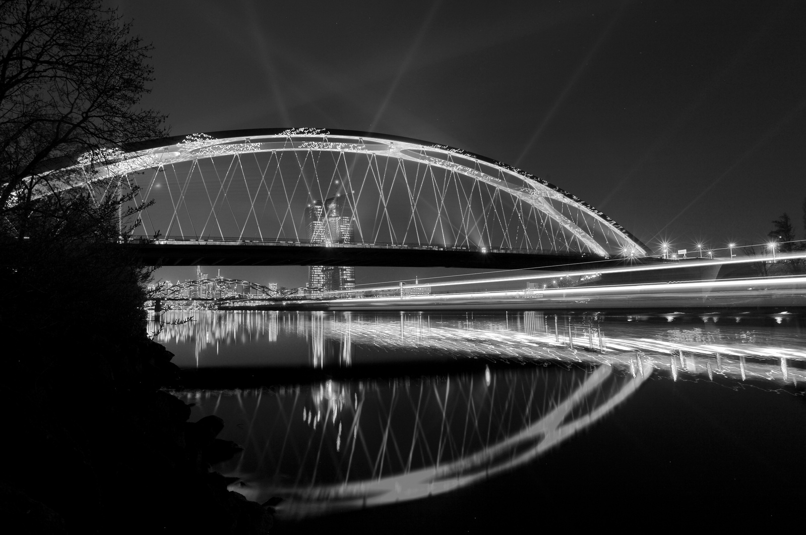 Osthafenbrücke Frankfurt bei Nacht