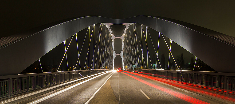 Osthafenbrücke in Frankfurt bei Nacht