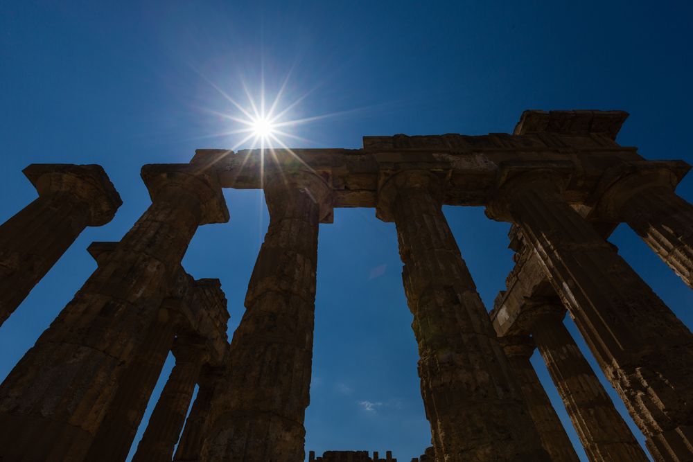 Osthügel von Selinunt: Eingang zum Tempel E im Gegenlicht