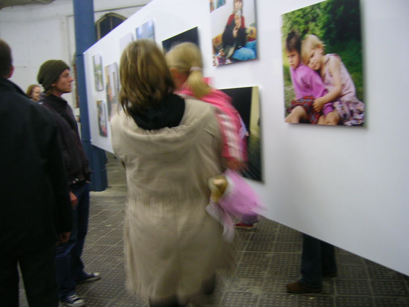 Ostkeuzausstellung im Hintergrund