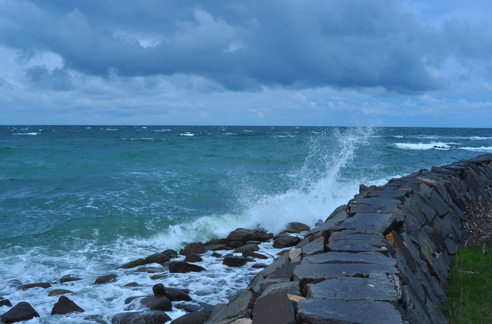 Ostsee brandet an Huckemauer