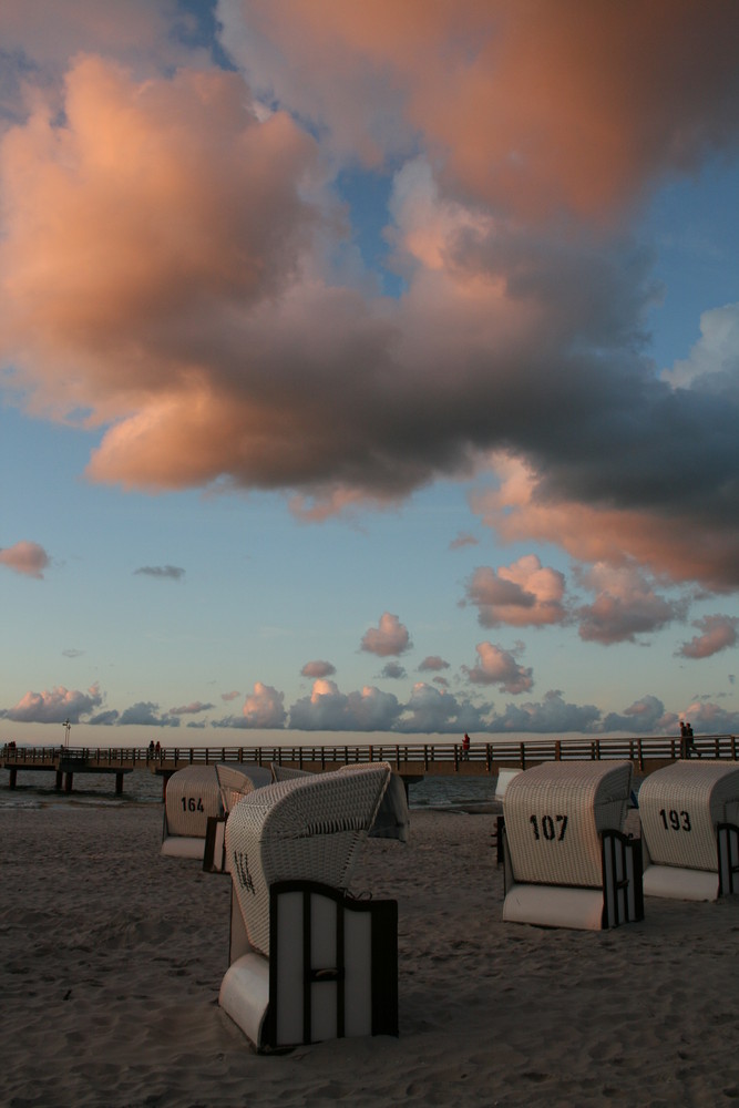 Ostsee - die untergehende Sonne verfärbt die Wolken