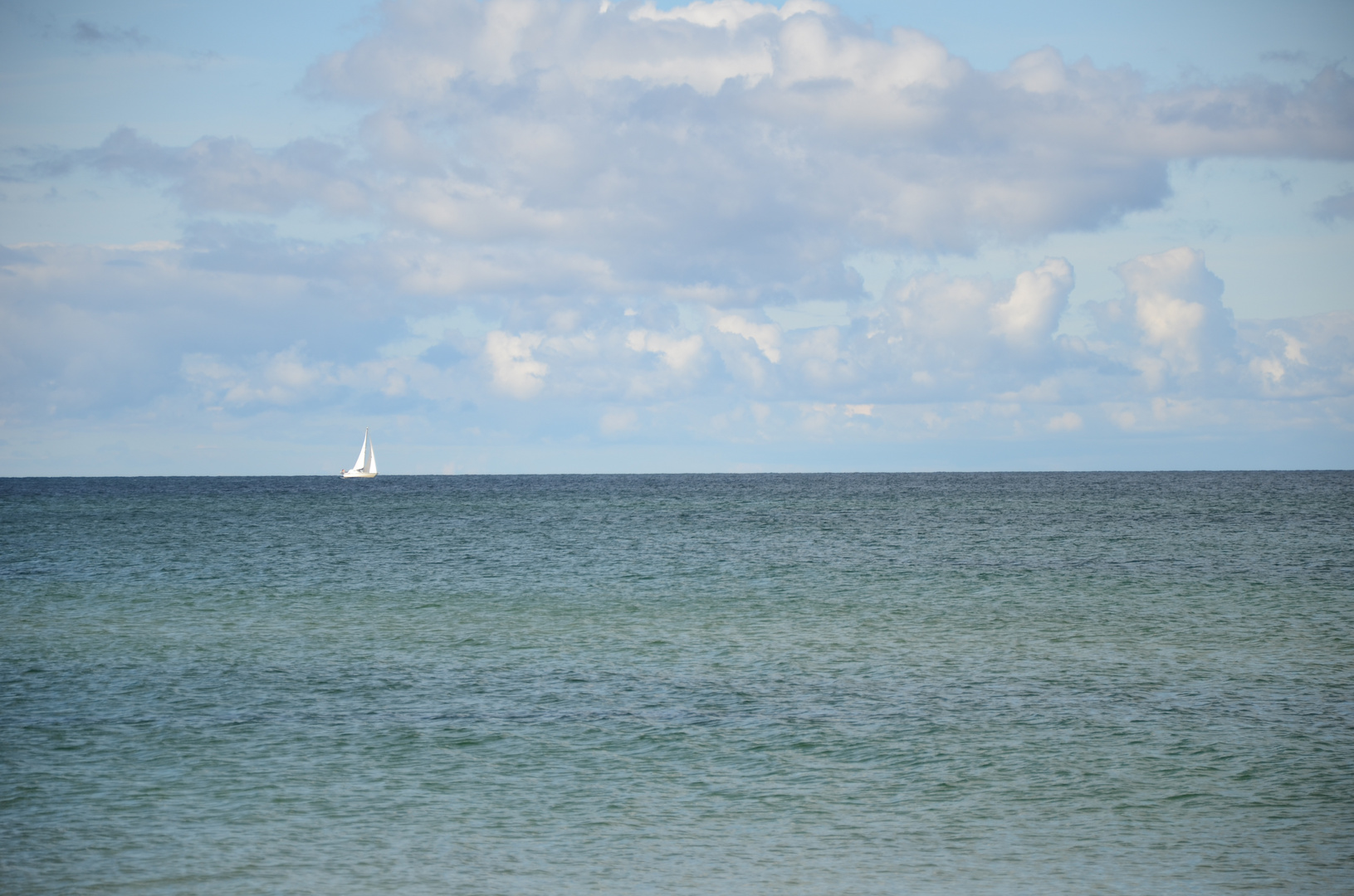 Ostsee mit Segelboot, Deutschland