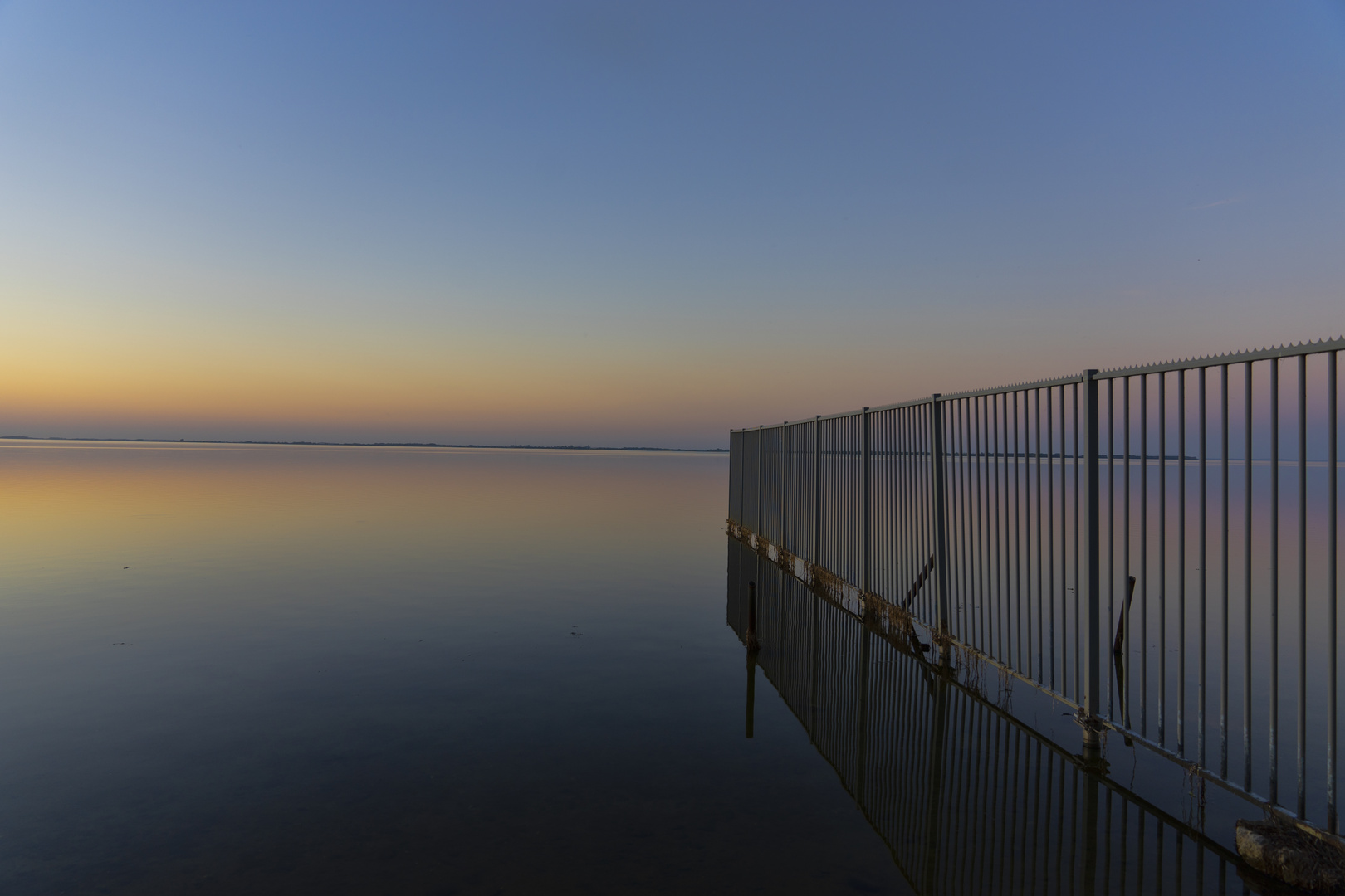 Ostsee mit Zaun