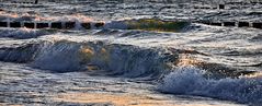 ostsee wellen im abendlicht