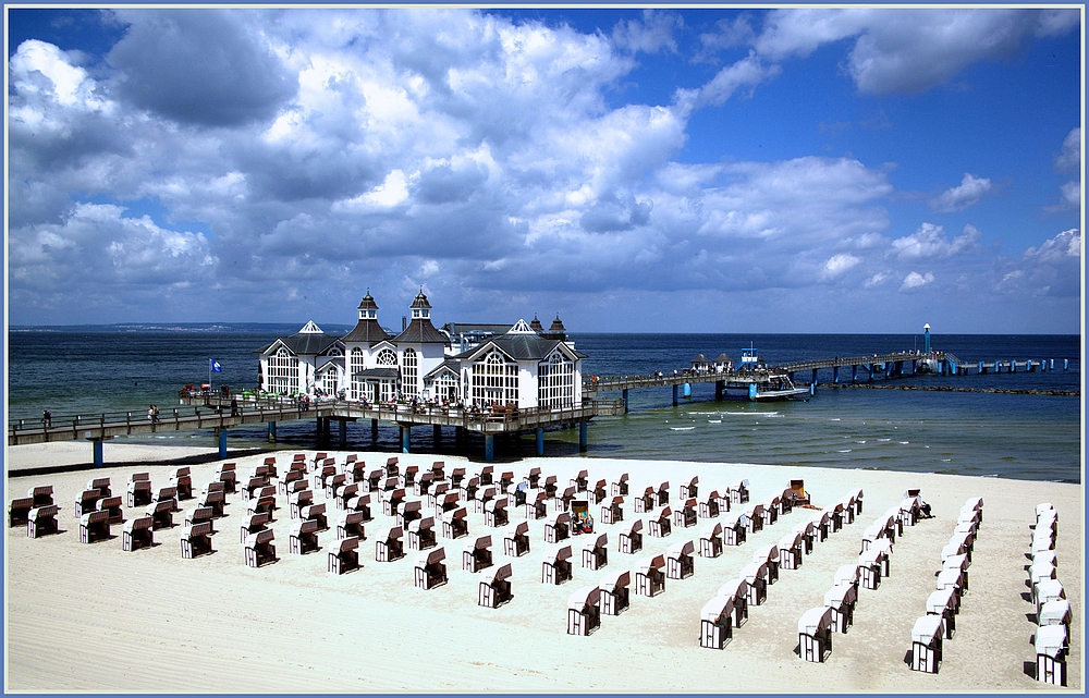 Ostseeinsel Rügen - Strandkorbparade an der Seebrücke Sellin