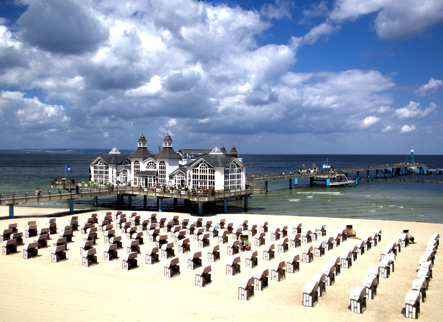 Ostseeinsel Rügen - Strandkorbparade an der Seebrücke Sellin