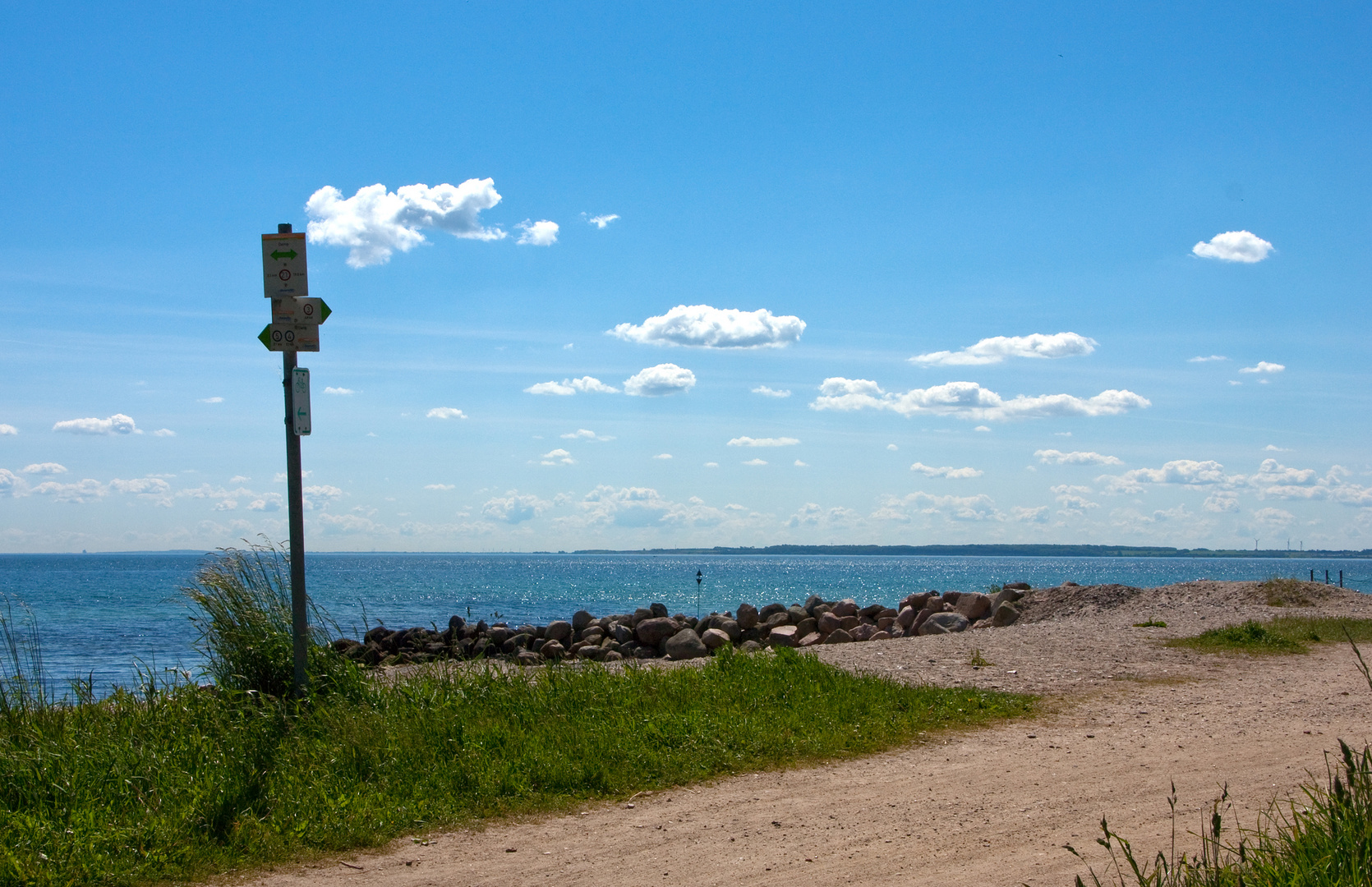 Ostseeromantik - blauer Himmel und Wattewölkchen